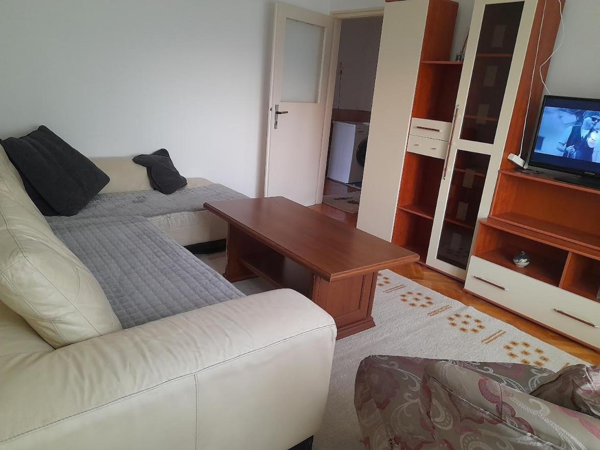 Apartman Bulevar Stupine 투즐라 외부 사진